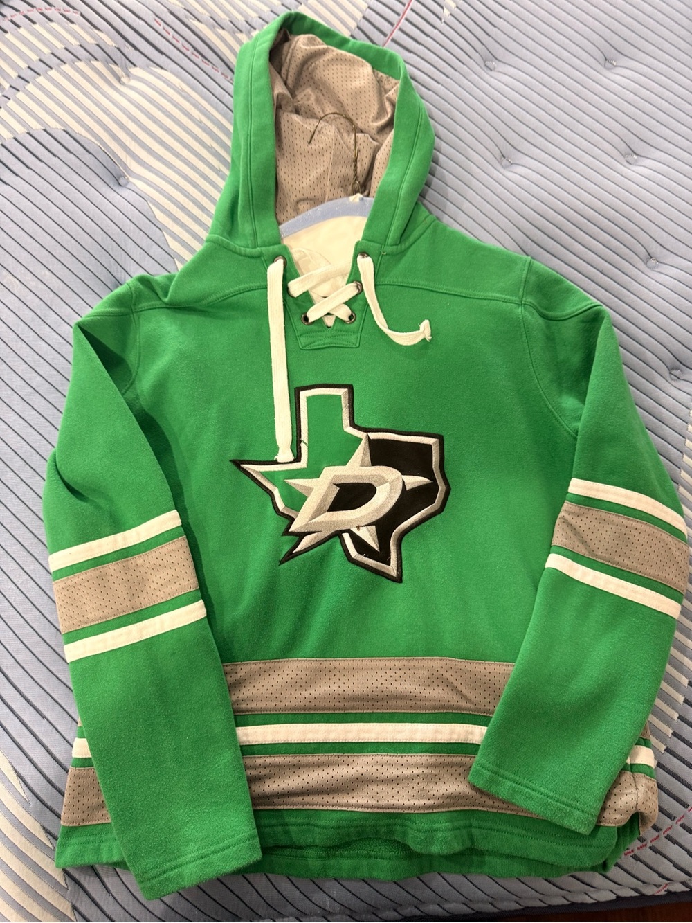 Colosseum Green Lace-Up Hooded Hockey Pullover with Team Patch